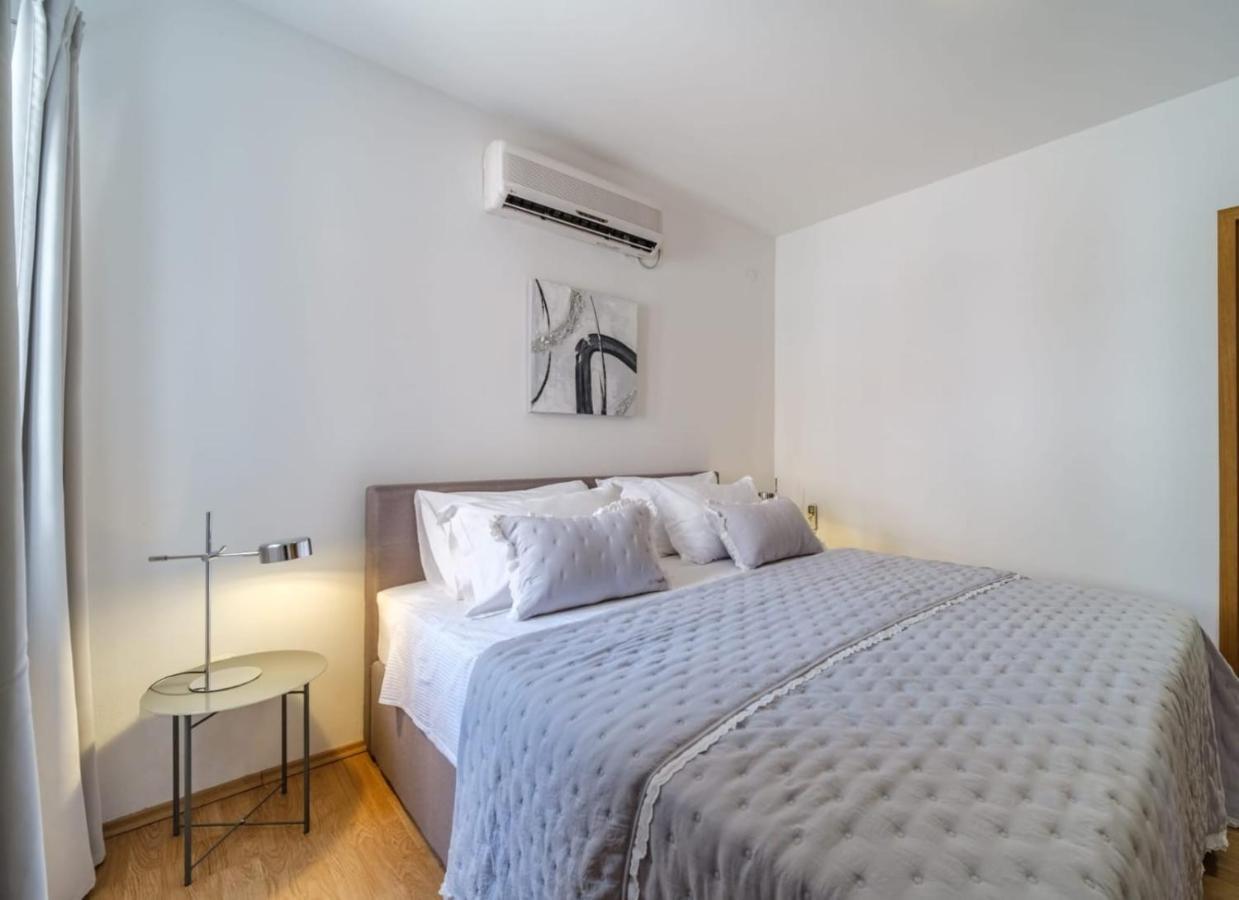 Villa Tm With Private Heated Pool, Poolhouse & Private Garage Milna  Exterior foto