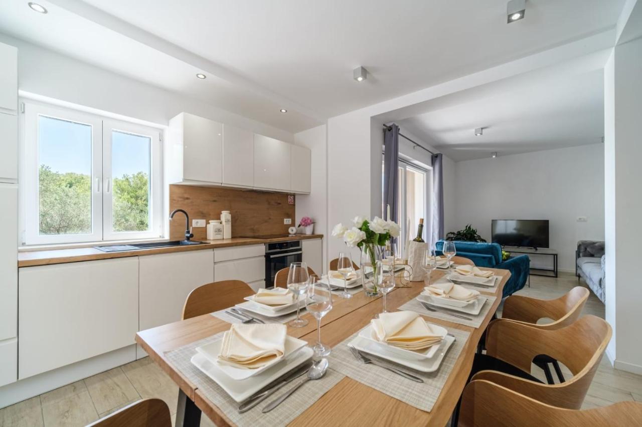 Villa Tm With Private Heated Pool, Poolhouse & Private Garage Milna  Exterior foto
