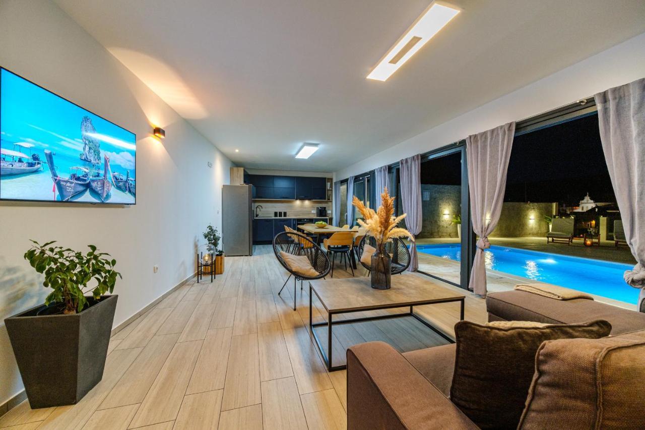 Villa Tm With Private Heated Pool, Poolhouse & Private Garage Milna  Exterior foto